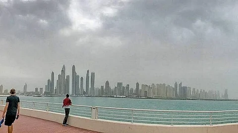 طقس معتدل غائم جزئياً وأجواء مغبرة متوقعة اليوم