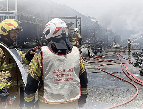 الشارقة: إخماد حريق في مستودع لقطع غيار السيارات