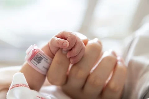 الأمهات الجدد في الإمارات: نريد وقتاً كافياً للتعافي ورعاية أطفالنا