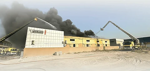 الشارقة: السيطرة على حريق اندلع في 5 مستودعات