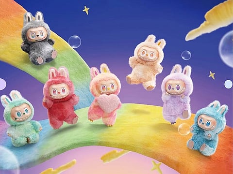 وداعاً للدمى التقليدية.. "لابوبو" الغريبة تأسر قلوب جيل Z في الإمارات