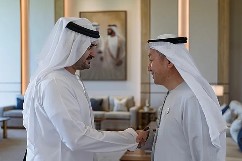 مكتوم بن محمد والسفير الصيني مرتدياً الكندورة