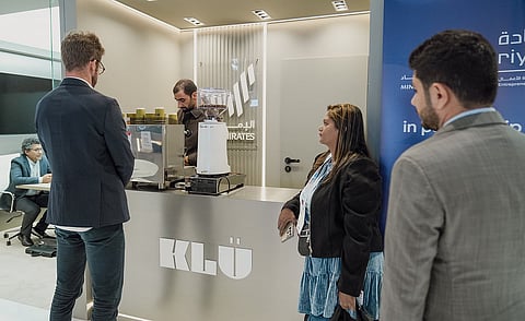 من أبوظبي إلى برلين: محمد السامان ينقل نكهة القهوة الإماراتية إلى قلب أوروبا