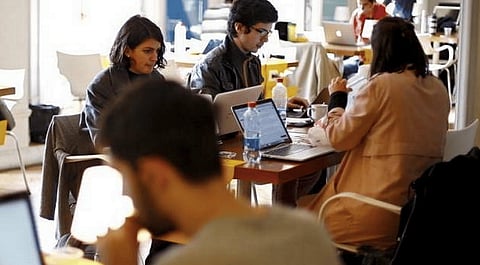 85% من موظفي الإمارات يشعرون بالراحة الجسدية والنفسية في العمل