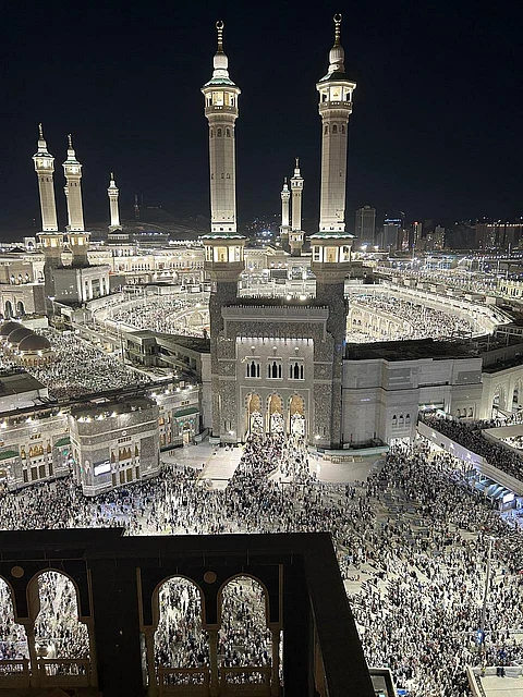 آلاف الحجاج من الإمارات يصلون مكة المكرمة لأداء مناسك الحج