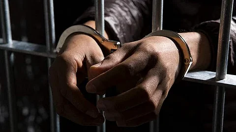 رأس الخيمة: إدانة زوجة وعشيقها وسائق في قتل الزوج
