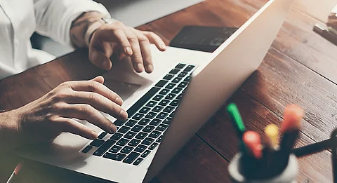 الإمارات: قائمة الأنشطة الإعلامية واجبة الترخيص بموجب القانون الجديد