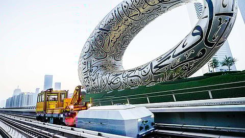 فحص آلي للبنية التحتية للسكك الحديدية في مترو دبي