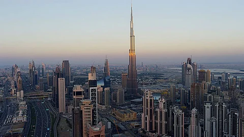 طقس الإمارات: أجواء رطبة متوقعة ليلاً وطقس صحو غداً