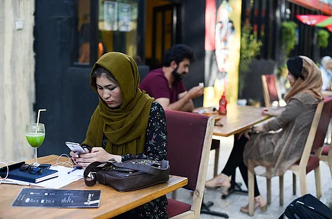 الخدر العاطفي: ثمن الانغماس في عالم الأزمات الرقمي
