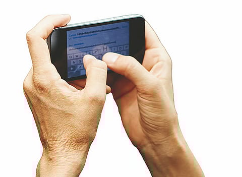 أطباء الإمارات يحذرون من آلام اليد والمعصم لإدمان الهاتف