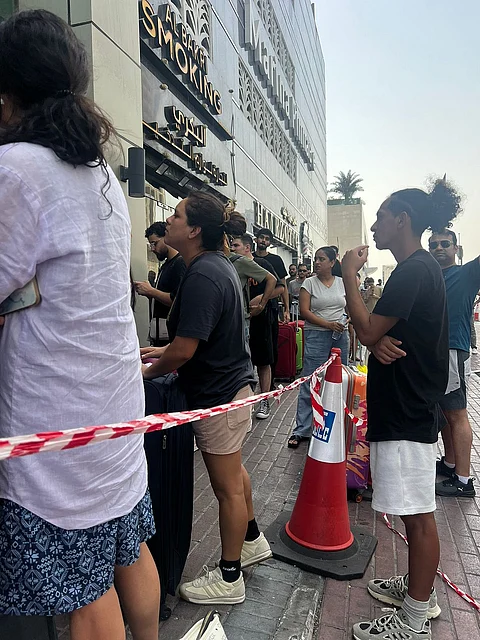 مستأجرو برج المارينا في دبي: طوابير وانتظار طويل وسط غموض حول العودة إلى الشقق بعد الحريق