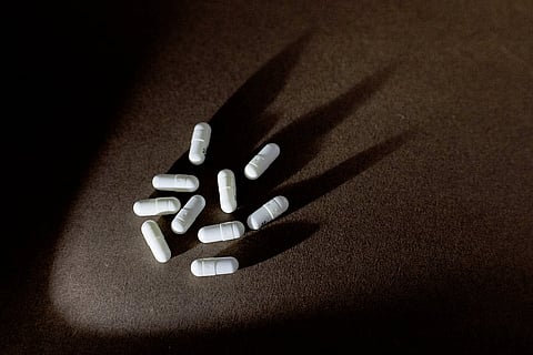 إحباط تهريب هيروين في مطار الفجيرة: 6 آلاف كبسولة "مكملات" تتحول إلى مخدرات