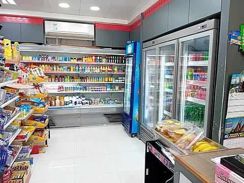 السعودية تحظر بيع التبغ والتمور واللحوم والفواكه والخضروات في محلات البقالة