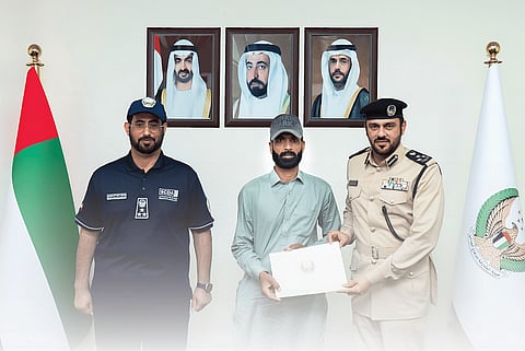 الشارقة: تكريم رجل شجاع استخدم رافعته الخاصة لإخماد حريق وإنقاذ الأرواح