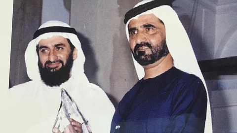 من الذاكرة :محمد بن راشد يكرم رشاد بوخش