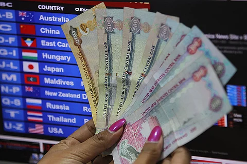 "الإمارات دبي الوطني": لا تحويلات مالية مجانية لعملاء البنك