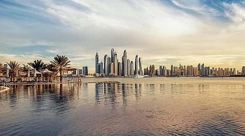 طقس الإمارات: سماء غائمة جزئياً وأجواء رطبة ليلاً