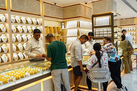 أسعار الذهب تتجاوز 400 درهم في دبي: المتسوقون يغيّرون عاداتهم ويتجهون للأقل تكلفة