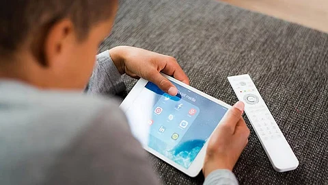 أطباء بالإمارات: الإفراط في استخدام الشاشات بالصيف يفاقم سمنة الأطفال