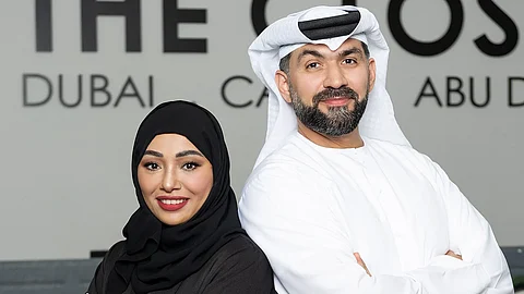 سحر الفخامة المستعادة: رحلة إماراتية إلى عالم الأناقة الخالدة