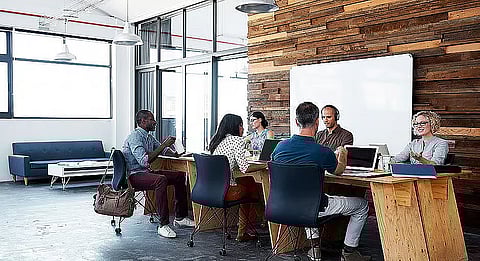 الإمارات: الذكاء الاصطناعي يعيد تشكيل فرص العمل للمبتدئين