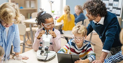 الذكاء الاصطناعي يصنع فارقاً: روبوتات تعليمية تعزز أداء الأطفال في دبي بنسبة 8%