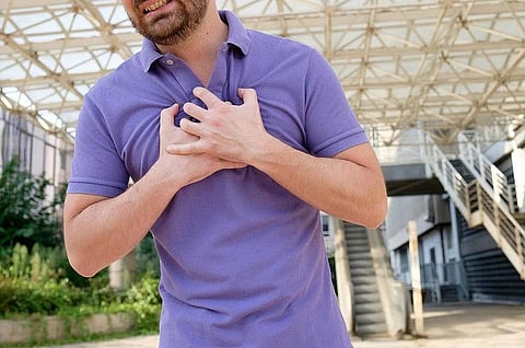 دبي: طبيب في استراحة شاي ينقذ رجلاً من سكتة قلبية