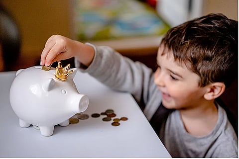 صيف الإمارات: الآباء يحولون العطلة إلى دروس مالية لأطفالهم