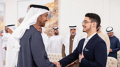 رئيس الدولة خلال استقباله الطالب عبدالله حمادة