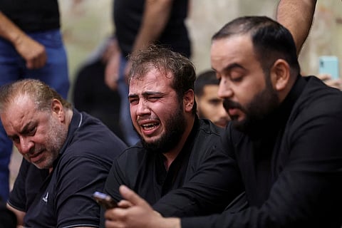 المعزون خلال جنازة ضحايا الحريق. الصورة: رويترز