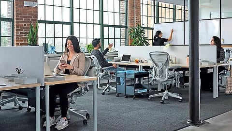 ازدهار تجاري وتوقعات معتدلة: المشهد العقاري بدبي 2025