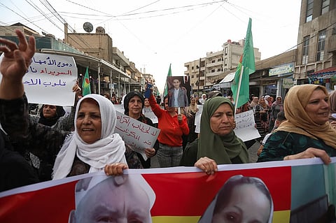 أكراد سوريون يحملون لافتات خلال احتجاج تضامني مع أهالي السويداء، بعد مقتل العشرات هذا الأسبوع في أعمال عنف في مدينة السويداء ذات الأغلبية الدرزية ومحيطها. الصورة: رويترز