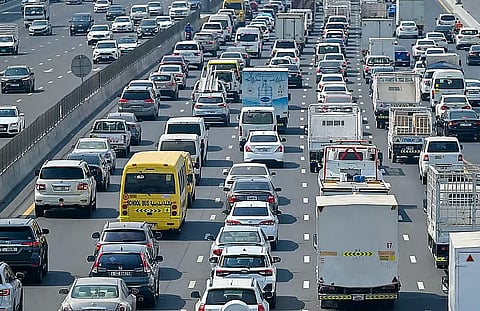 حادث على الطريق E311 قرب القرية العالمية: تحذير للسائقين