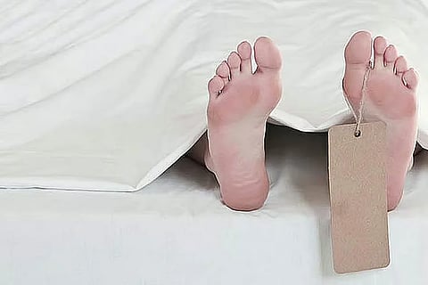 فراق مؤلم: إعادة جثمان مواطنة هندية من الشارقة ودفن طفلتها في دبي