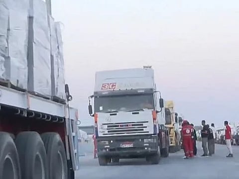 شاحنات المساعدات تبدأ التحرك نحو غزة عبر معبر رفح