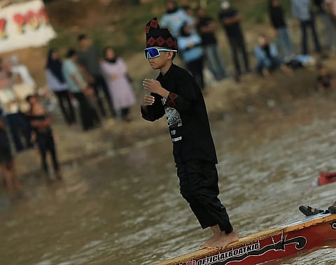 طفل "الأورا" الإندونيسي يبحر إلى دبي: رقصة على الأمواج تلهب أشهر معالم المدينة