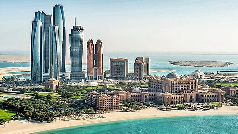 أبراج في أبوظبي. يشهد سوق العقارات في الإمارة زخمًا بفضل تبسيط اللوائح، والخدمات الرقمية، وإطلاق مشاريع عالية الجودة.