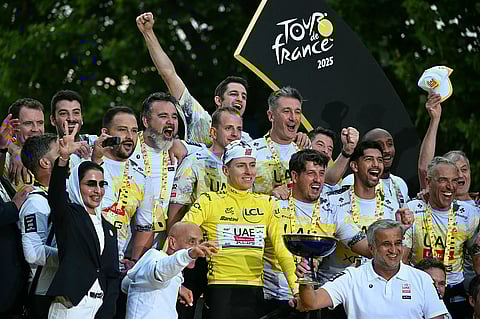 تاديج بوجاكار يحتفل بفوزه مع طاقم دعم فريق الإمارات الإماراتي-XRG.