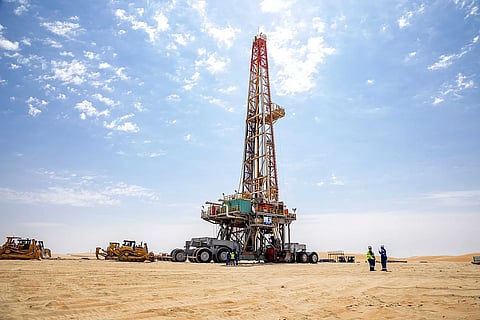 ارتفعت الإيرادات من قطاع النفط والغاز البري بنسبة 18% لتصل إلى مليار دولار، بفضل نشر منصات جديدة ومساهمة قدرها 79 مليون دولار من الحفر غير التقليدي.