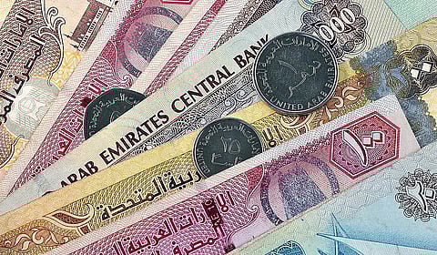 نهاية مطاردة دولية: الإمارات تسلم محتالاً خطيراً للهند في قضية عملات مزورة بعد إدانته