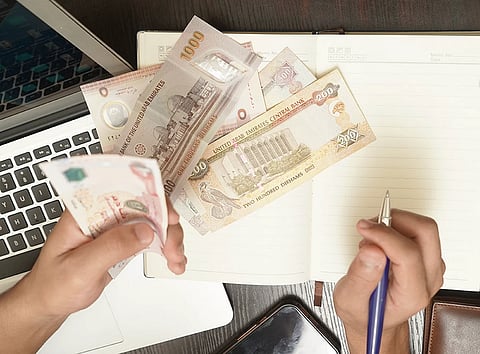 محكمة أبوظبي تقضي لموظف بـ 50,930 درهماً من أجوره غير المدفوعة