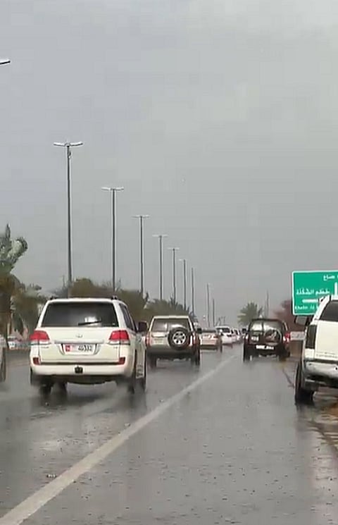 أمطار غزيرة ورياح قوية بالعين في ذروة الصيف