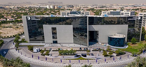 مقر شركة دبي للاستثمار في مجمع دبي للاستثمار. ارتفع إجمالي أصول المجموعة إلى 22.74 مليار درهم إماراتي في 30 يونيو 2025.