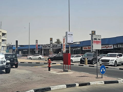 حريق ضخم يُلحق أضراراً فادحة بمعارض السيارات في العوير