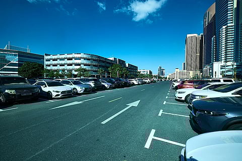 وداعاً للرسوم النقدية: دبي تطبق نظام مواقف بتقنيات الذكاء الاصطناعي