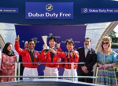 فريق أبطال آسيا: سوراج ناريدو، وريوسي ساكاي، وميراي إيواتا ينضم إليهم نائب المدير العام لشركة دبي للأسواق الحرة صلاح تهلك، ونائب الرئيس الأول للتسويق سينيد السباعي. P hoto: Megan Coggin