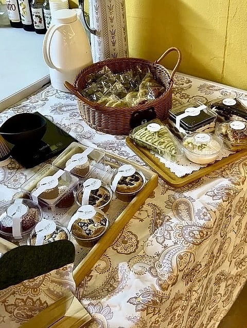 من مطبخ البيت إلى "طلبات": شابة إماراتية تُحوّل شغفها بالحلويات إلى مشروع ناجح