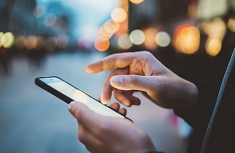 كلمة قد تكلفك 500 ألف درهم: تحذير من السلطات بشأن التعليقات المسيئة في الإمارات