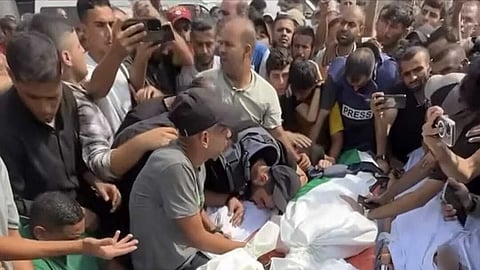 حدادًا على شهداء الكلمة: حشود غفيرة في غزة تودع صحفيي الجزيرة